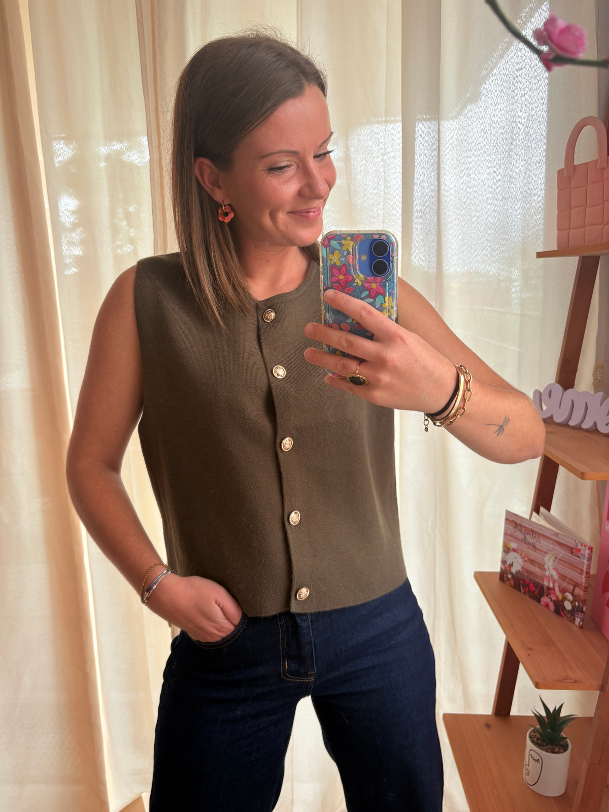 Gilet Sans Manches Kaki à Boutons Dorés – Maille Douce (S/M - M/L)