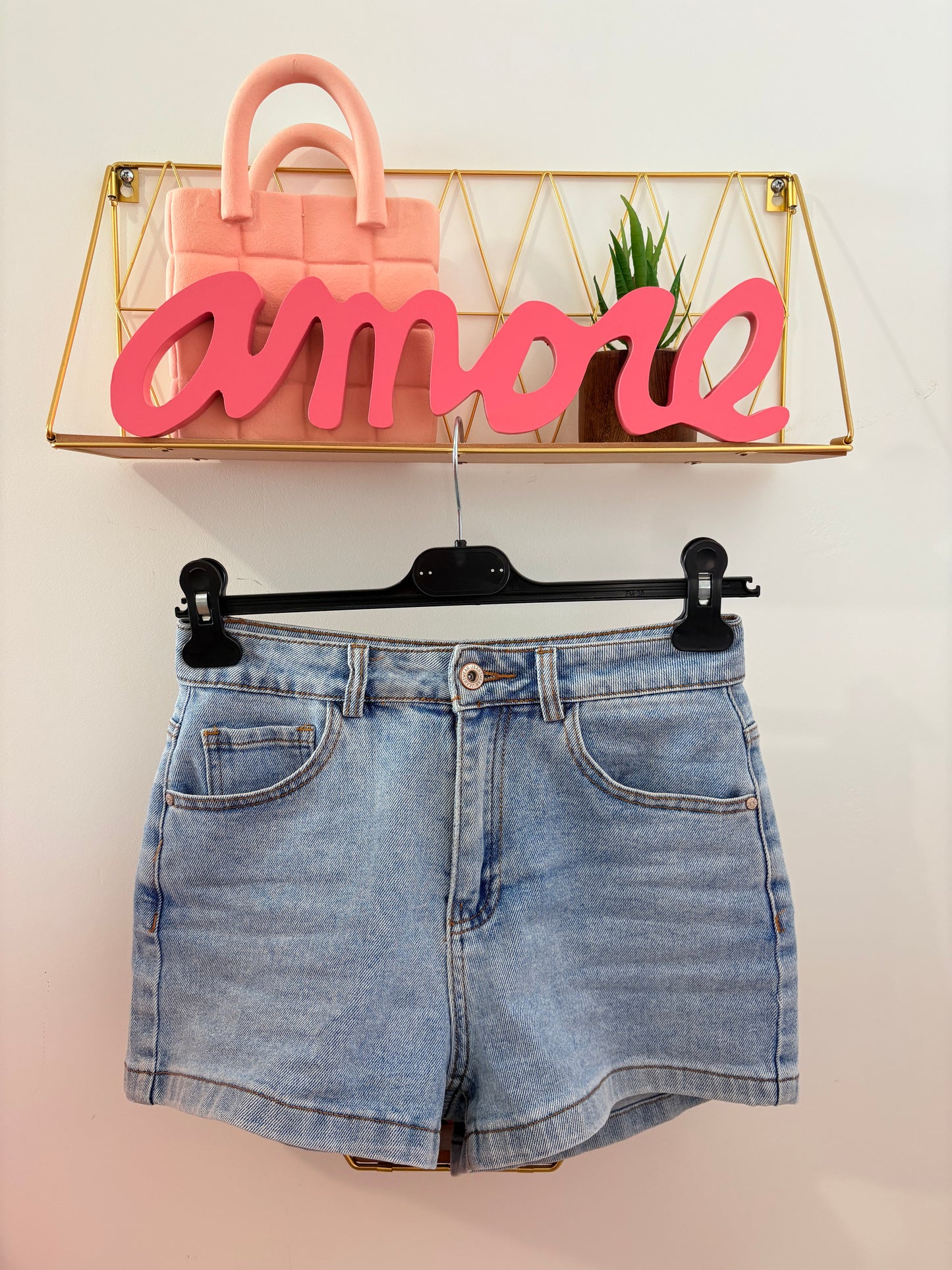 Short en Jean Clair – Poches Arrière en Cœur – 100% Coton