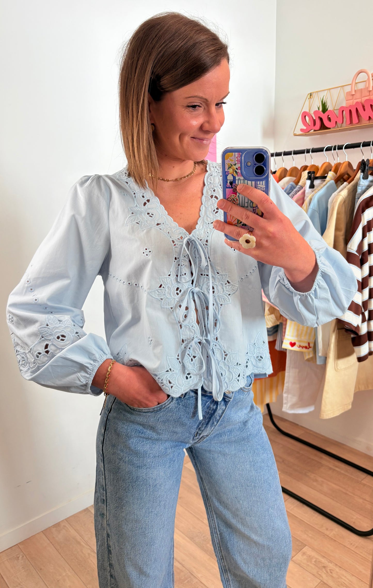 Blouse Bleu Ciel Bohème 100% Coton – Broderies et Fermeture à Liens