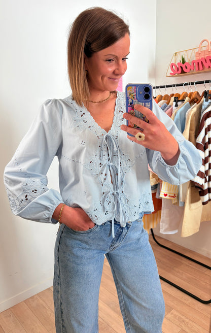 Blouse Bleu Ciel Bohème 100% Coton – Broderies et Fermeture à Liens