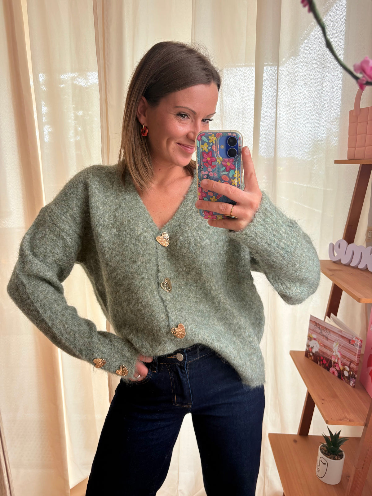 Gilet Vert Kaki à Boutons Cœur Dorés – Maille Douce (Taille Unique)