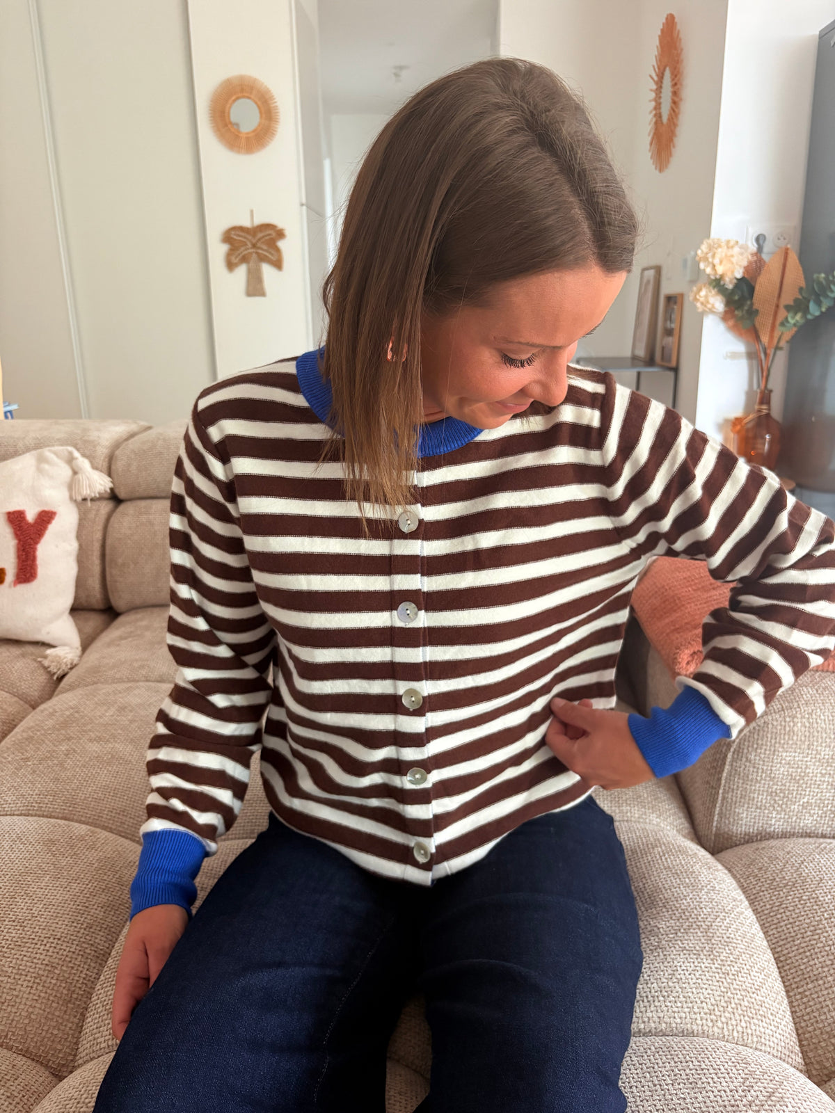 Gilet Rayé Marron & Blanc – Col et Poignets Bleu Roi (Taille Unique)