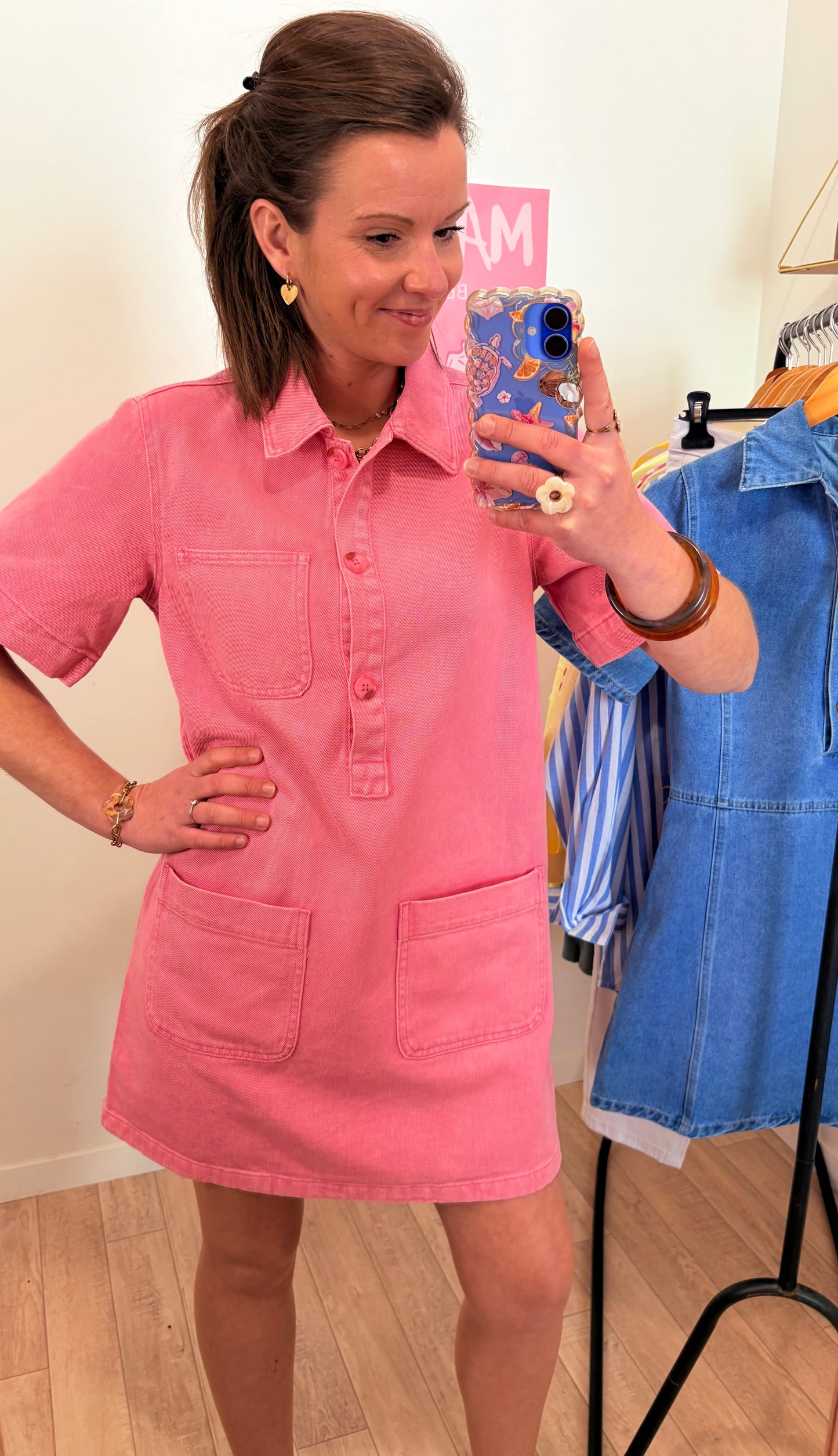 Robe en Denim Rose  – Coupe Chemise à Poches & Boutonnage Frontal