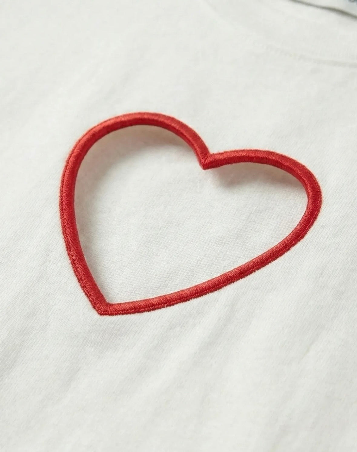 ❤️ T-shirt Blanc – Détail Cœur Ouvert