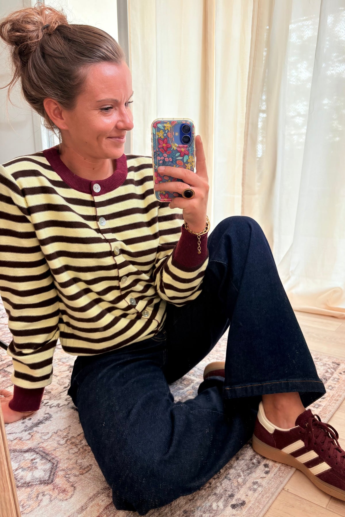 Gilet Rayé Jaune & Marron – Col et Poignets Bordeaux (Taille Unique)