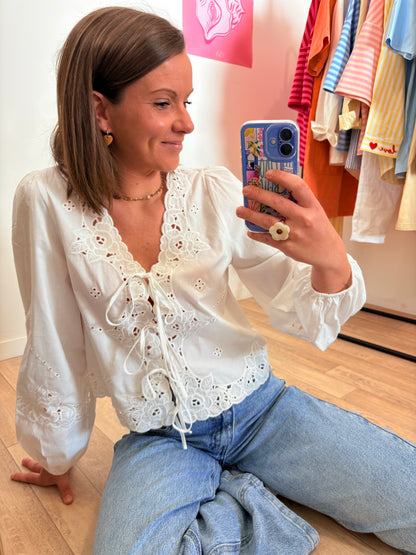 Blouse Blanche Bohème 100% Coton – Broderies et Fermeture à Liens