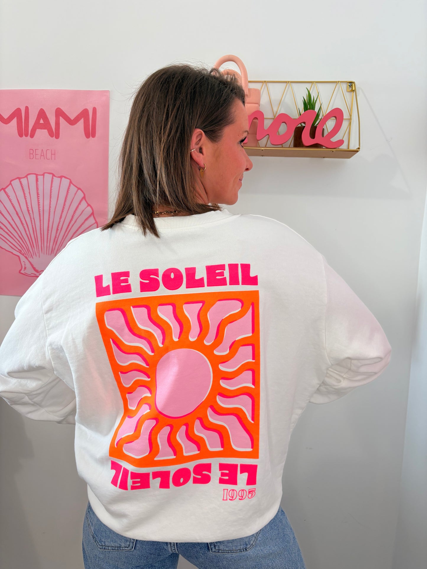 Pull "Sunny Vibes" – Blanc Oversize & Soleil Fluo