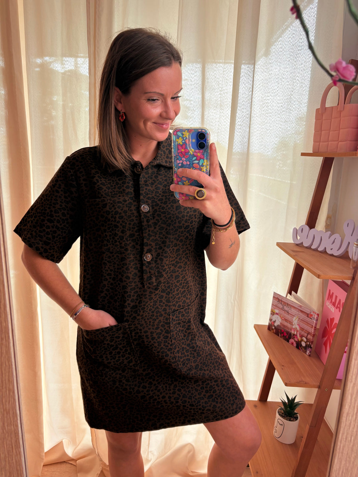Robe Courte Léopard Marron Foncé – Boutons au Col & Poches Plaquées