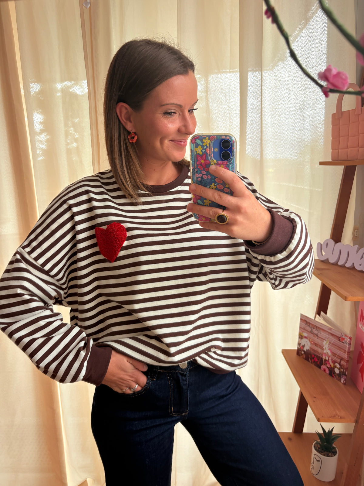 Sweat Fin Rayé Marron & Blanc – Détail Cœur Rouge