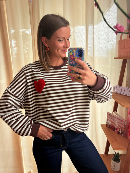 Sweat Fin Rayé Marron & Blanc – Détail Cœur Rouge