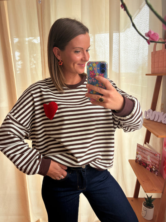 Sweat Fin Rayé Marron & Blanc – Détail Cœur Rouge