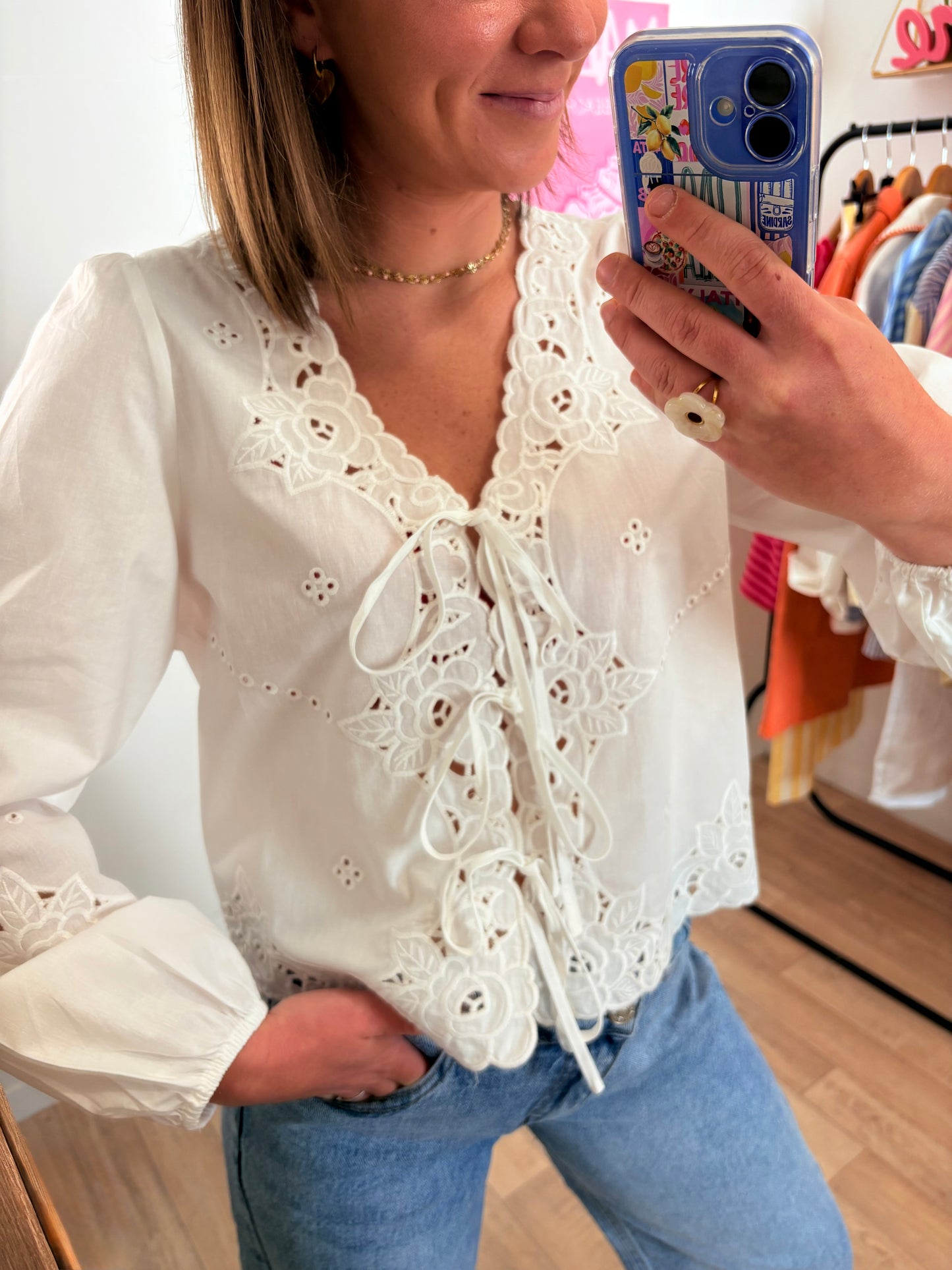 Blouse Blanche Bohème 100% Coton – Broderies et Fermeture à Liens