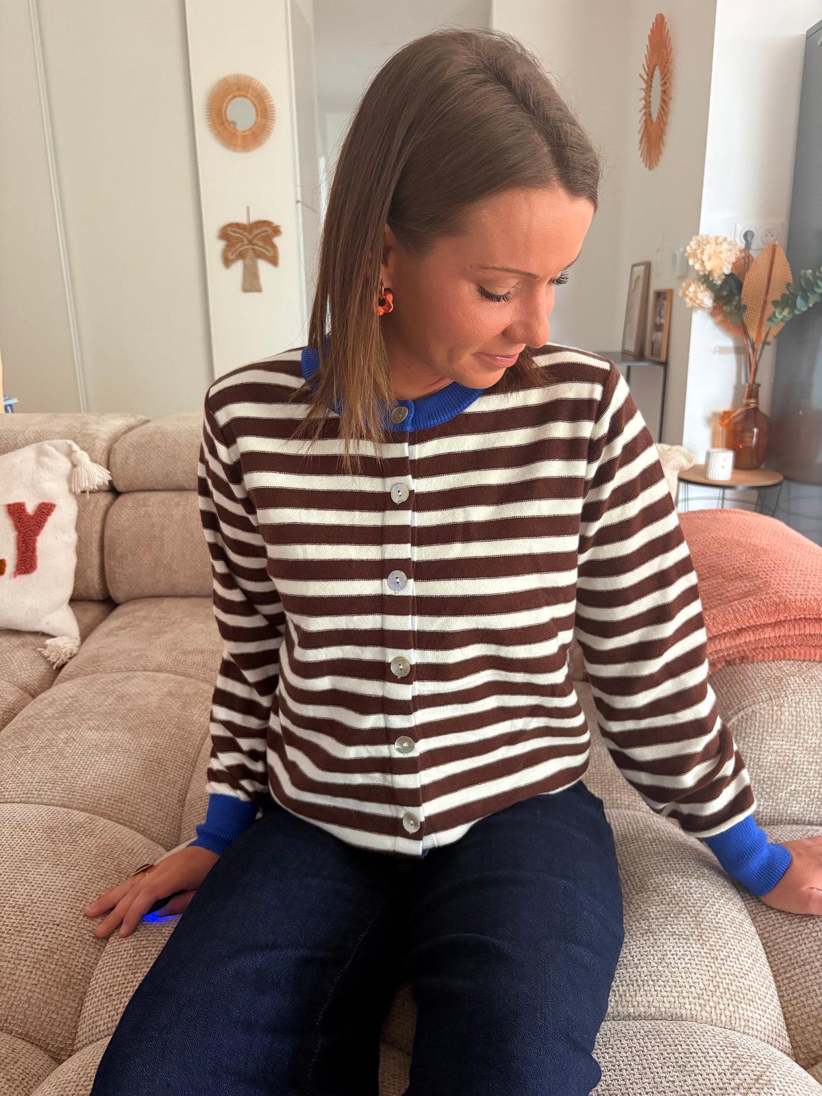 Gilet Rayé Marron & Blanc – Col et Poignets Bleu Roi (Taille Unique)