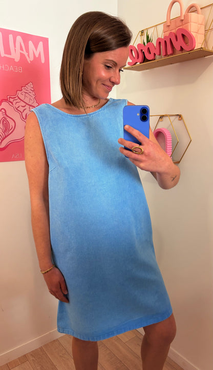 Robe "Azure" – Denim Bleu Clair & Décolleté dans le Dos