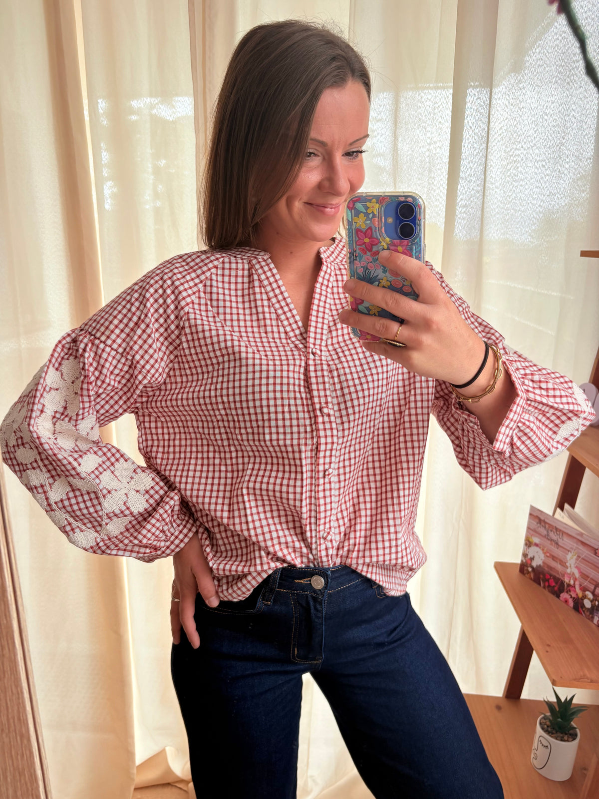 Blouse à Petits Carreaux Burgundy & Broderies Écru – 100% Coton