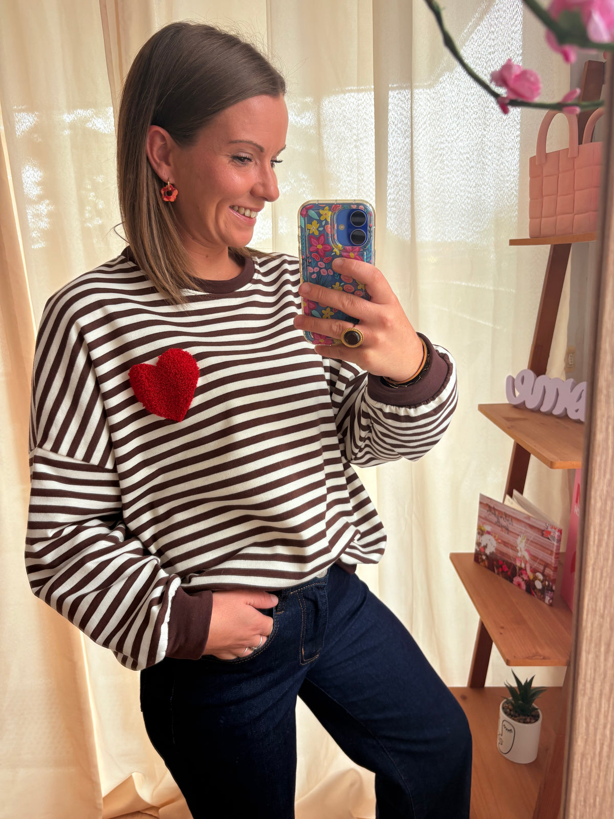 Sweat Fin Rayé Marron & Blanc – Détail Cœur Rouge