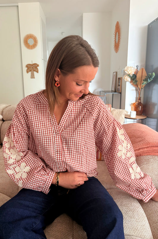 Blouse à Petits Carreaux Burgundy & Broderies Écru – 100% Coton