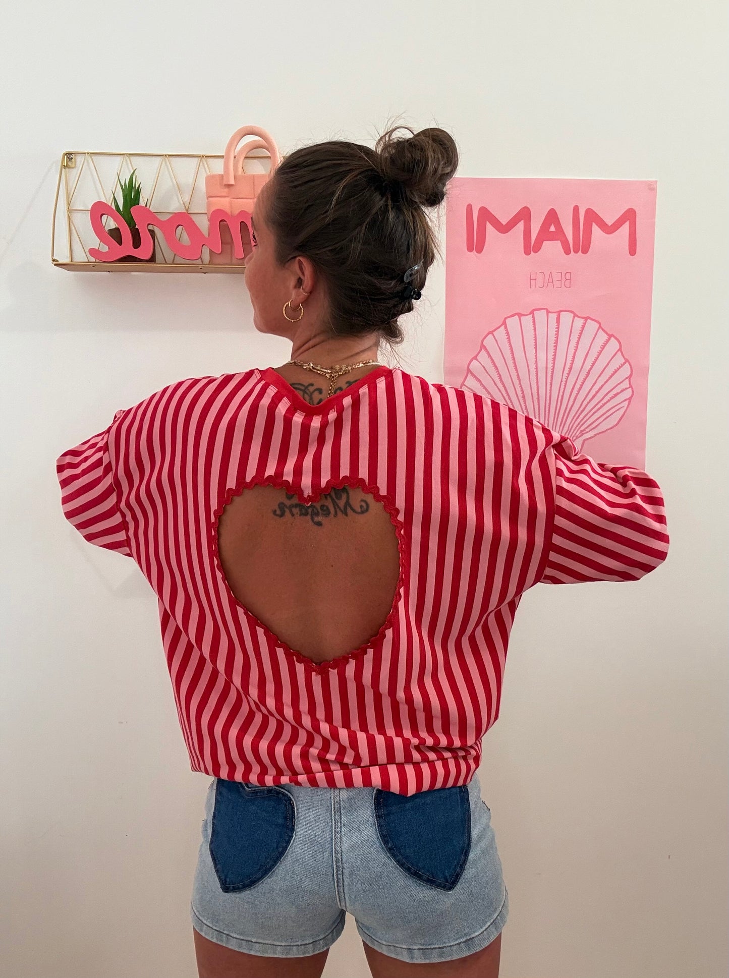 T-shirt Oversize à Rayures Verticales & Dos Cœur – Rose & Rouge