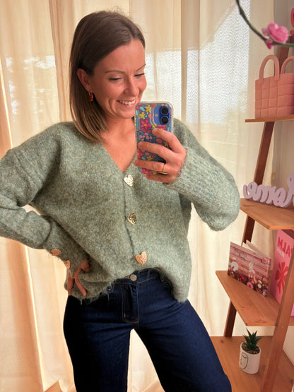 Gilet Vert Kaki à Boutons Cœur Dorés – Maille Douce (Taille Unique)