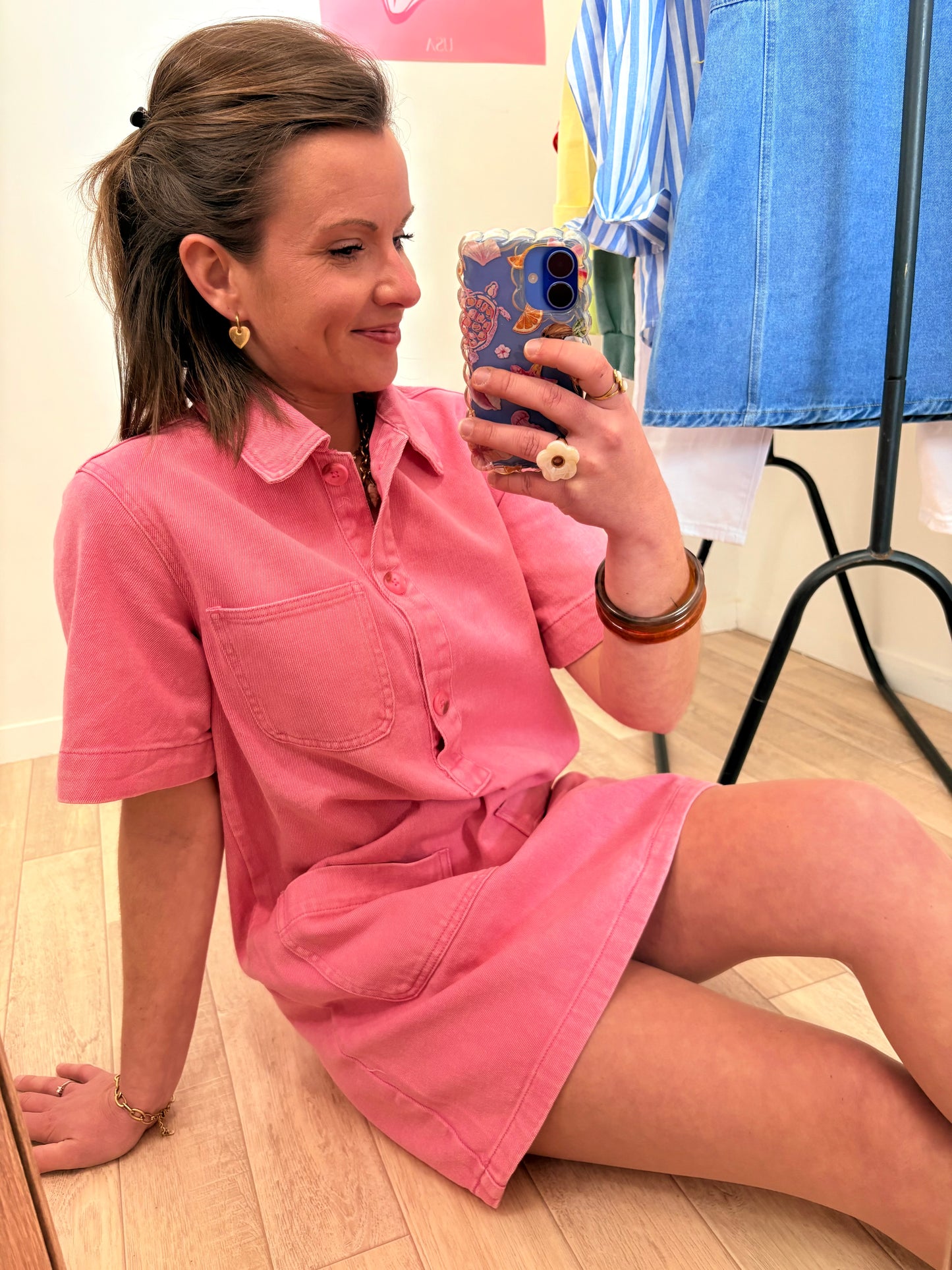 Robe en Denim Rose  – Coupe Chemise à Poches & Boutonnage Frontal